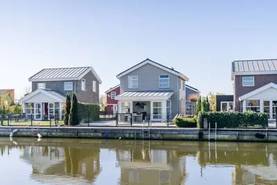 Image de Cette maison d'île individuelle a son propre charme moderne. Le salon est situé au rez-de-chaussée.