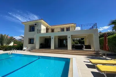 Ne cherchez pas plus loin, vous avez trouvé une belle villa avec vue sur la mer et la montagne