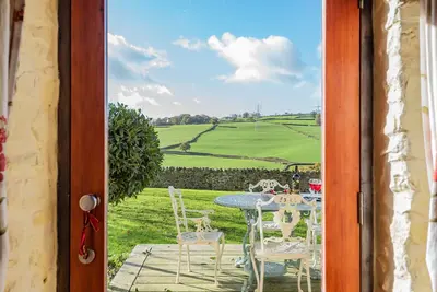 Image de Une partie de la Manger était autrefois une écurie, la terrasse offre une vue imprenable sur la rivière.