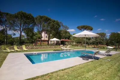 Image de Villa avec piscine, 7 chambres, dans la campagne toscane entre Cortona et Arezzo