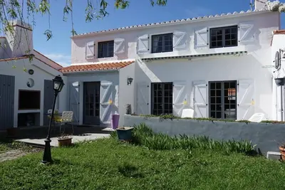 Image de Maison confortable proche commerces, plage et port – 6 couchages, jardin clos avec terrasse et Bbq
