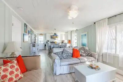 Image de Un pâté de maisons de la plage! Rez-de-chaussée récemment rénové chalet, dort 8/10