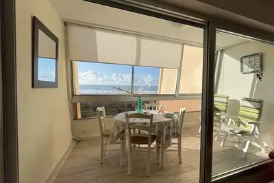 Image de Appartement en bord de mer avec 2 chambres, balcon, parking et lave-vaisselle