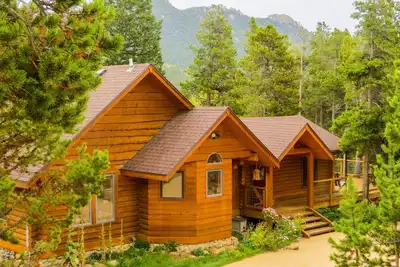 Image de Maison en bois rond avec vue sur la montagne et bain à remous sur 2 acres