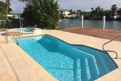 Image de Belle 4 chambres, 3 salles de bain, spacieuse piscine / Spa Accueil avec 200 'de large canal.