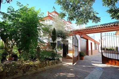 Image de Villa Amparo, splendide villa avec jardin, piscine d'eau salée, solarium.