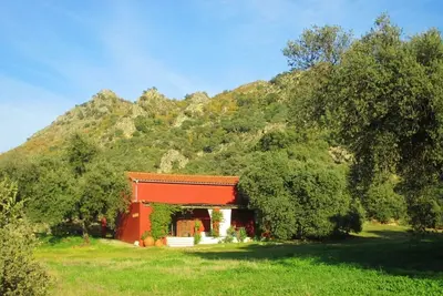Image de Grange de vacances vraiment spéciale dans un magnifique paysage de sierra avec une grande piscine