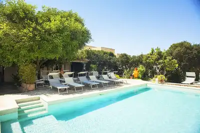 Image de Villa 7br unique, avec piscine en pierre, immense jardin dans le foyer du Salento