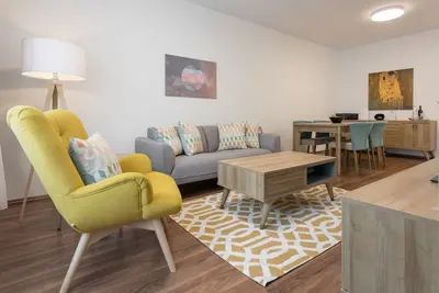 Image de Suite moderne et calme de 2 chambres avec terrasse spacieuse / à proximité de la ligne de métro # 8of10