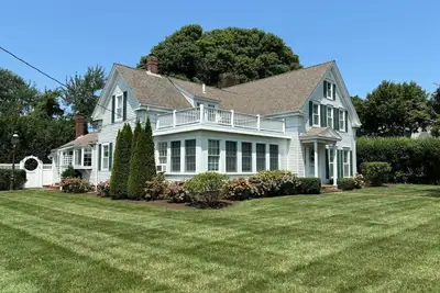 Image de Fabuleux, maison de 4 chambres à North Chatham, récemment rénové, avec une grande cour et une belle piscine!