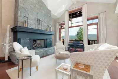 Image de Ski-in, Ski-out Condo dernier étage, Commodités Ritz-Carlton, Billard Loft: Snowflake Chateau