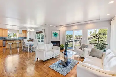 Image de Central Modern Home, 5 chambres, 3 salles de bains. Plan d'étage ouvert lumineux et spacieux.