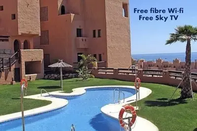 Image de Appartement luxueux Duquesa de 2 chambres avec vue sur la mer - Wifi gratuit