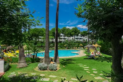 Image de Superbe appartement avec piscine et vue mer imprenable depuis le salon!