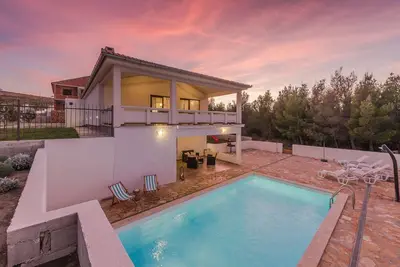 Image de Villa More with pool and garden (V5751-K1) - Rovanjska