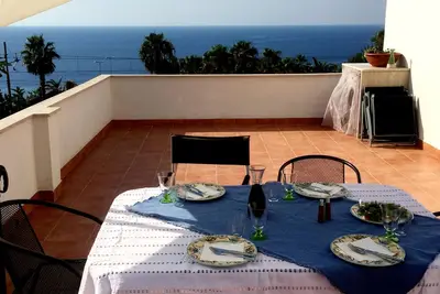 Image de Situé directement sur les falaises avec vaste mer `s des vues à couper le souffle