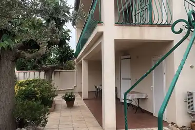 Image de Appartement  proche centre Aigues-Mortes, calme, terrasse ombragée, parking fermé.