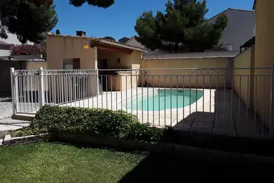 Image de villa avec piscine proche Avignon