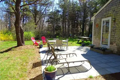 Image de À quelques pas de la plage du camping ou de l'accès à la baie privée! Nouvel intérieur!
