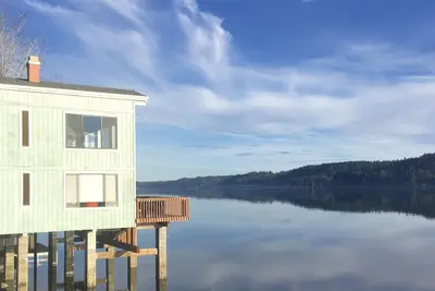 Image de Eaux Chaudes D'Ete Hood Canal Maison Mid-Century Moderne de Style Loft au-dessus de l'Eau