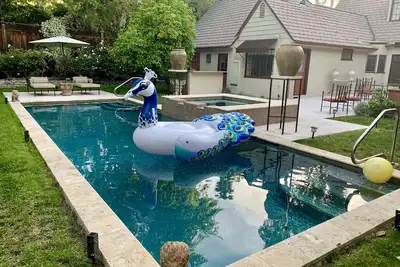 Image de Paradis à Hollywood, 3 chambres, 4 salles de bains, avec. piscine, cadre privé! !