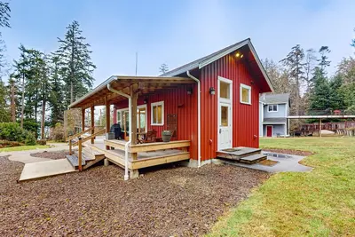 Image de Eco-friendly petite maison w / wrap-around pont, jardin, plage privée et de belles vues!