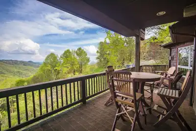 Image de Un nid avec une vue - une vue imprenable, cuisine mise Ă jour, Ă 5 minutes de Blowing Rock