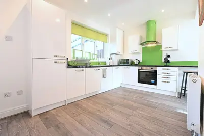 Image de Maison de 3 chambres récemment rénovée avec une atmosphère contemporaine. Très simple.