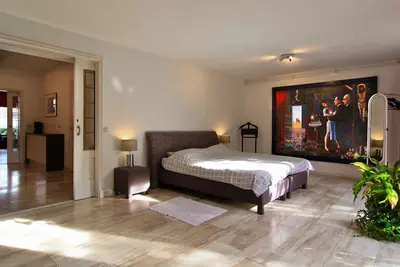 Image de Kingsize rez-de-chaussée appartement à proximité de Park and City, 2e maison loin de la maison