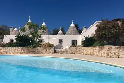 Image de Trullo avec villa avec piscine privée.