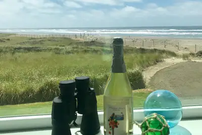 Image de Faire un cocktail SurReel - 1 partie d'eau + 1 partie de sable + 2 parties Grande Vue