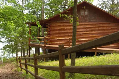 Image de Chalet de Prestige Log On The Waterfront Of Beaver Lake Avec Embarcadère & Swim Pont