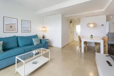 Décoré dans un style moderne, avec wifi, piscines, espace pour enfants