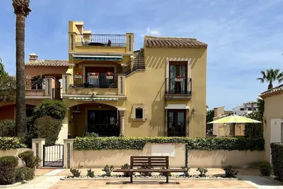 Image de Casa Estrellas, 2 lits, 2 salles de bains, emplacement au bord de la piscine, jardin privé, Wifi