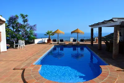 Image de Charmante villa de style rustique avec vue sur la mer à couper le souffle