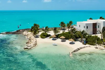 Image de Luxe Oceanfront. Butler & Chef. 50 Pieds De La Mer. Piscine En Verre. Plage