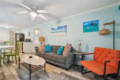 Image de À quelques pas des magasins, des restaurants et de l'accès à la plage