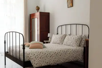 Image de Obtenez l'ambiance locale dans un quartier agréable et sûr à 5 minutes à pied du Colisée