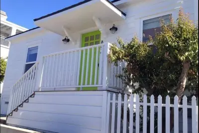 Image de GÎTE Par La Mer ~ chalet de plage des années 1900 à 100 pieds de la plage