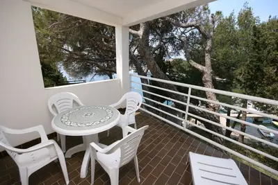 Image de Appartement d'une chambre avec la terrasse et la vue sur le mer Mandre, Pag (A-6474-a)