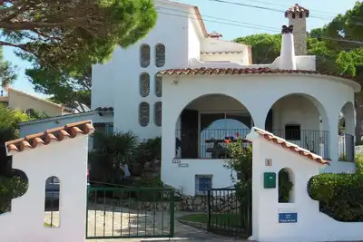 Image de Charmante villa avec magnifique piscine privative, vue imprenable sur la mer et superbe jardin.