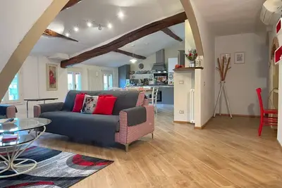 Image de grenier lumineux avec vue sur Villa Bottini