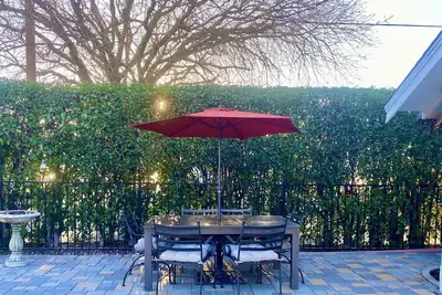Image de Marchez jusqu'Ă la place depuis une maison lumineuse et charmante du centre-ville avec deux patios