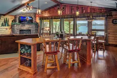 Image de Brand New Waterfront Homestead House avec Hot Tub On Beaver Lake