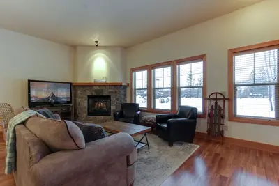 Image de Condo de charme avec accès au lac et emplacement idéal à proximité du ski et de Silverwood