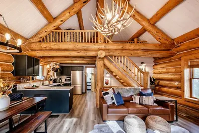 Image de Log Cabin isolée avec sauna et mezzanine!