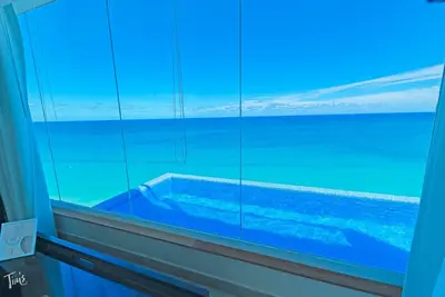 Image de by Tim M -Penthouse # 2000 - 2 piscines privées, 1 chauffée, climatisation, tout verre, incroyable!