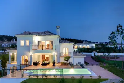 Superbe villa avec piscine privée dans une communauté fermée sécurisée sur terrain de golf
