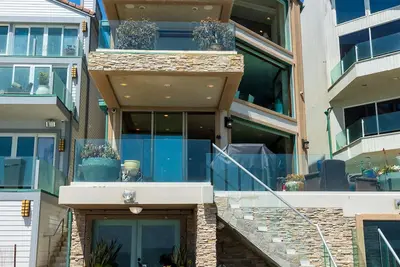 Image de «Villa Mira Mar» à couper le souffle Accueil en bord de mer. Vues spectaculaires sur l'océan.
