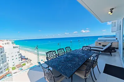 Image de by Tim M - Penthouse # 3703 - Une vue imprenable depuis le grand bain à remous sur la terrasse!